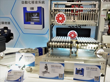 圖7 : 在精浚今年自動化展發表多樣新品中，包括甫榮獲2022年第30屆台灣精品獎的自動化核酸萃取機，結合工業自動化控制與醫療器材的概念。