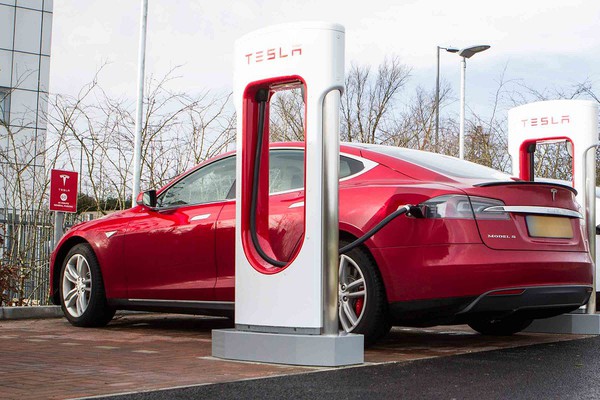 图二 : Tesla Model S车款设计严格的温控系统，以确保电池安全性。(Source：Tesla)