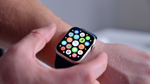 圖一 : Apple Watch 8系列非侵入式監測血糖技術出現重大突破。(source：Apple)