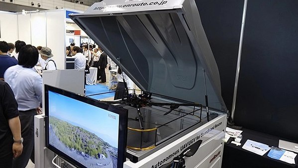 圖六 : ：在無人機展覽上，日本東北大學和國際航業共同展示所開發的土石流勘查專用無人機。（source：DRONE）