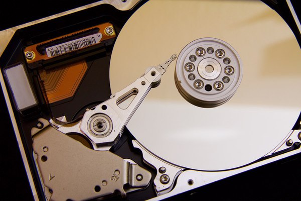 图一 : 企业需摆脱传统储存硬碟，升级到更高性能的储存方案。