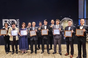 圖一 : 工研院勇奪8項「R&D 100 Awards全球百大科技研發獎」，獲獎同仁於美西時間16日親赴現場領獎。
