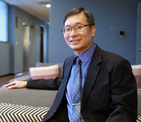 圖二 : 中央大學機械系副教授陳震宇博士，他也是台灣氫能與燃料電池學會的理事。