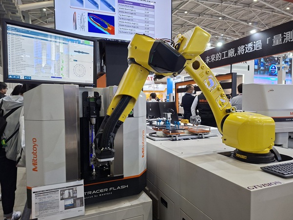 圖二 : 在現代倉儲自動化中，人工智能成為整體供應鏈協調的「大腦」。（攝影：陳復霞）