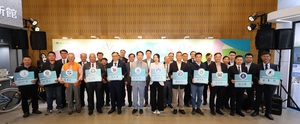 图一 : 金属产业双轴转型推动大联盟成立，金属中心携手产学研合作备忘录签署仪式。图二为金属中心林崇田处长为贵宾导览扣件智慧制造示范与试制类产线。