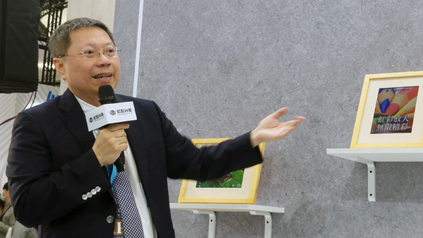 图一 :  虹彩光电董事长廖奇璋，介绍新发表的「ecosticker」产品。