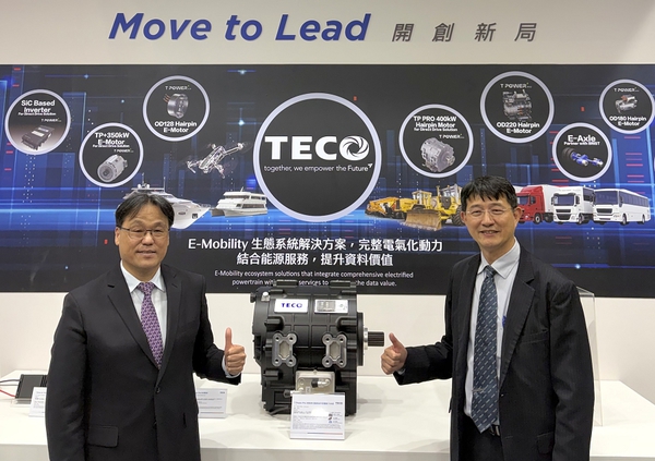 圖二 : 東元電機高飛鳶總經理（圖左）與機電系統事業群王榮邦總經理（圖右）