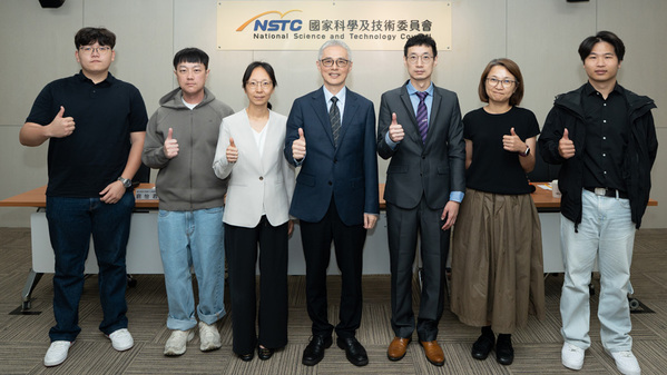 圖三 :   左起)國研院台灣半導體研究中心林銘偉副研究員、清大電子工程研究所劉怡君副教授、國科會林廣宏主秘、清大電機工程學系彭朋瑞副教授、清大電機工程學系謝秉璇副教授