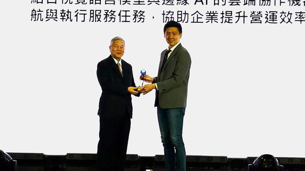 图一 :  图右为??立微电子总经理王镜戎，代表公司领奖。