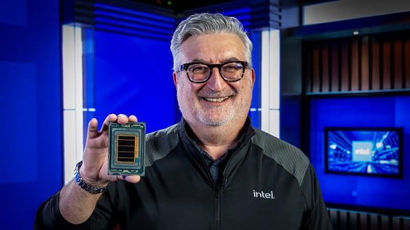 图一 :   英特尔资料中心事业群执行??总裁暨总经理Kevork Kechichian手持Intel Xeon 6+处理器