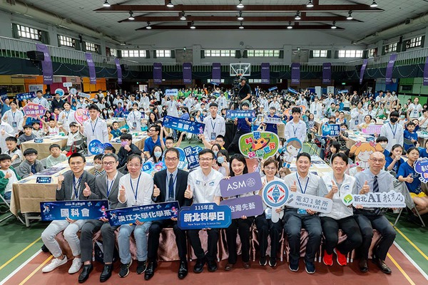 圖二 : ASM攜手高中志工團隊於新北科學日帶領超過 500名學生化身「原子建築師」，探索半導體製程與 AI晶片背後的關鍵技術