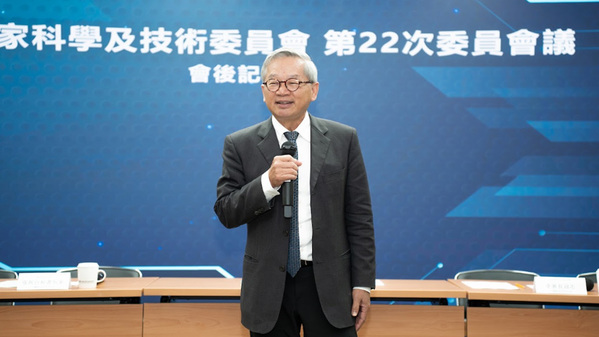 圖一 :   行政院政務委員兼國科會主委吳誠文