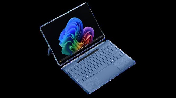 圖三 : 端雲協作型AI PC由CPU、GPU與NPU共同分工，將即時翻譯、影像處理、視訊特效等高頻工作留在本地，再把複雜推理與最新知識交給雲端。Microsoft Surface Laptop Copilot+ PC代表PC市場從單純規格升級，走向本地算力、雲端模型與作業系統整合的新階段。(Source: Microsoft)