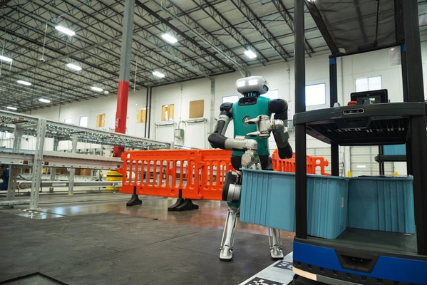 圖一 : Agility Robotics開發的雙足人形機器人Digit在GXO物流中心搬運大型周轉箱。(Source:GXO)