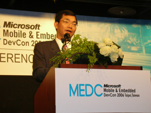 Microsoft資深副總經理吳勝雄在會上介紹相關產品
