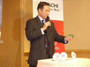 日立儲存亞太區副總裁朱紹仁正在介紹250GB硬碟產品