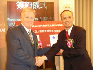 BO全球ISV通路副總裁Wyatt Mullin（左）與鼎新電腦總裁古豐永（Source：HDC）
