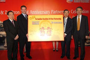 由左至右:IR亞太區高級銷售副總裁曾海邦、IR銷售及市務行政副總裁Robert Grant、增你強董事長周友義,以及增你強CEO陳信義