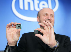 英特爾行動事業群副總裁暨晶片組事業群總經理Richard Malinowski手持Intel新3系列晶片組(資料來源:intel) BigPic:500x364