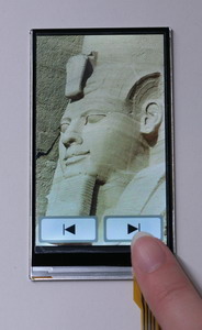 Epson所開發的整合機構保護蓋和觸控面板一體型LCD面板。