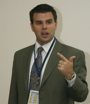 NI 數位測試產品經理 Luke Schreier 正在解說半導體測試重要功能項目。（Source：HDC） BigPic:432x500