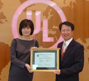 左圖為 UL 台灣總經理陳宗弘(右) 頒發 UL RoHS 產品標誌證書予東裕電器公司副董事長王筱卿(左)。（來源：廠商）
