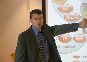 Broadcom無線區域網路事業線副總裁暨總經理Michael Hurlston正在說明802.11n的發展策略。（Source：HDC） BigPic:600x428