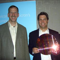 美光記憶體系統發展副總裁Dean Klein(左)與NAND產品行銷發展處長Kevin Kilbuck