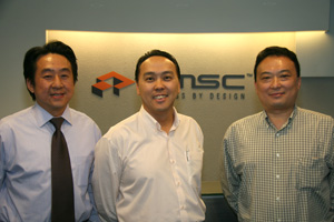 图左至右为SMSC链接解决方案部门产品营销总监Mark Fu、亚太区网络产品营销总监侯榆涛、家庭媒体链接部门营销总监Eric Kawamoto。（Source：HDC）