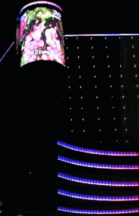 尊爵大饭店在夜晚挥舞色彩的LED灯以及线材，在白天则会隐身在建筑物本身之后。对于这样的设计，有一个建材扮演了非常关键的角色「玻璃帷幕」(图片来源:厂商)