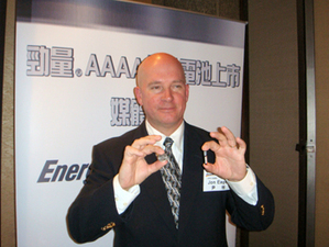 劲量电池公司OEM营销总监尹格 (Jon Eager) 先生展示轻薄短小的劲量AAAA碱性电池 BigPic:350x263