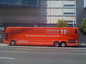 以绿色环保为大会主轴，Oracle特别安排以生物燃料作为动力的接驳车在五个会场间趴趴走。