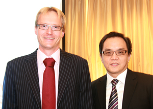 图左为CSR无线音频策略事业部营销经理Niek van der Dujin Schouten ，图右为CSR亚太区副总裁许俊丰。(Source：HDC)