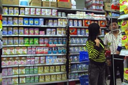 中国毒奶粉流入食用产品事件引爆了一次严重的消费者信心危机。顿时间，风声鹤唳，草木皆兵，人人自危。