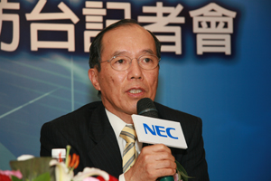 图为NEC社长矢野熏正在说明NEC整体在NGN领域的开发策略。（Source：HDC）