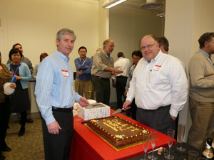 TI 电源管理部门资深副总裁 Steve Anderson先生（右）与CICLON 半导体公司执行长 Mark Granahan先生（左）于庆祝仪式上。