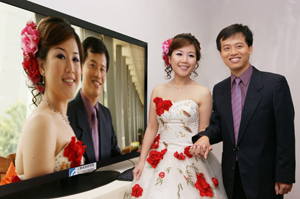 工研院在3D显示技术应用领域已有显著成果，图为其所开发的3D立体显示器婚纱照应用。(图/工研院)