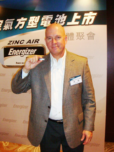 劲量电池公司全球OEM营销总监(Jon Eager展示轻薄精巧的锌空气方型电池