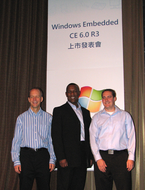 由左至右分別為微軟產品群經理Mark G. Cliggett,微軟Embedded事業群總經理Kevin Dallas,微軟Embedded CE資深產品經理David Wurster
