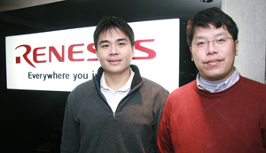 图右为台湾瑞萨第一营业技术营销部第一课主任黎柏均，左为第一课主任何吉哲。