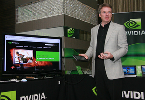 英偉達Tegra產品總監Bill Henry正在展示把平板電腦的網頁瀏覽顯示在液晶螢幕的高流暢效果。 BigPic:600x415