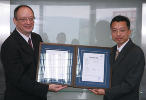 图左为台湾德国莱因工业服务处副总经理傅尔曼（Thomas Fuhrmann）；图右为友达光电台中厂厂务工程中心协理邱逢梁。 BigPic:400x276