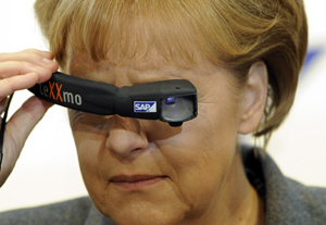 德國總理梅克爾（Angela Merkel）在CeBIT 2010開幕時也忍不住要來體驗一下3D眼鏡的臨場感！