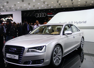 油电混合动力车也是各大品牌车厂极力扩展的新能源汽车车种，图为3月14日甫结束的日内瓦国际车展中，奥迪（Audi）所展示的A8混合动力车。