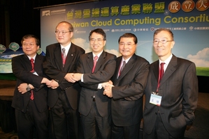 台灣雲端運算產業聯盟重要成員：會長中華電信呂學錦董事長(中)，副會長則由工研院李世光副院長， 軟協劉瑞隆理事長， 電電公會李詩欽主任委員，資策會王偉副執行長擔任。（由左至右排列） BigPic:491x328