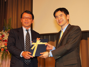 大和總經理（右）致贈紀念品予NEC中國久保田副總裁（左）