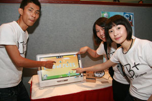 2010年AIO触控生活应用程序设计竞赛冠军，则是由BPlus Studio的打苍蝇互动游戏所获得。（摄影/荣峰）