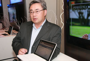 高通CDMA技术业务部门副总裁Terry Yen正在展示采用Snapdragon平台的新一代触控平板计算机。(摄影:荣峰）