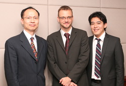 欧司朗亚太区销售副总裁林肇基(左)、可见光LED亚太区市场部资深经理黄子元(右)、与台湾区销售经理Matthias Winter(中)