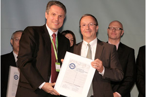 意法半導體總裁暨執行長Carlo Bozotti（左）在Nokia World 2010大會上接受諾基亞資深副總裁暨採購主管Jean-Francois Baril頒發的可持續發展傑出成就獎